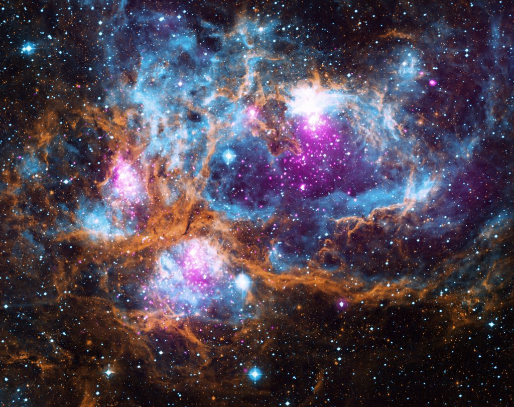 NGC 6357. 우주에는 계절이 없지만 우주의 풍경은 서리가 내린 겨울 풍경을 떠올리게 합니다. 이 이미지는 X선 센서로 촬영한 이미지(보라색), 적외선 센서로 촬영한 이미지(오렌지), 가시광선 센서로 촬영한 이미지(blue)를 조합한 영상입니다.
