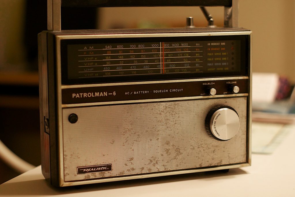 라디오파를 이용하는 라디오 
