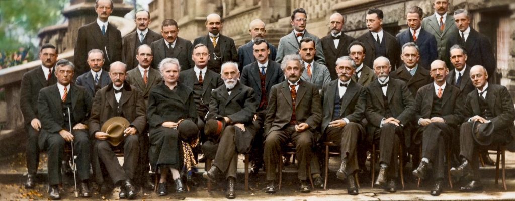 SEM 이론 출발 시기인 1927년 제5회 국제 물리학 솔베이 학회에 참석한 드브로이. 가운데 줄에서 오른쪽으로부터 세번째 사람이 드브로이입니다.  