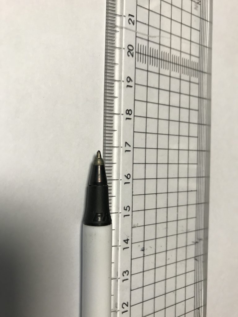 오차 발생 원인에는 개인의 측정 습관도 있습니다. 눈금과 평행한 위치에서 측정한 볼펜의 길이는 16.9 cm입니다. 