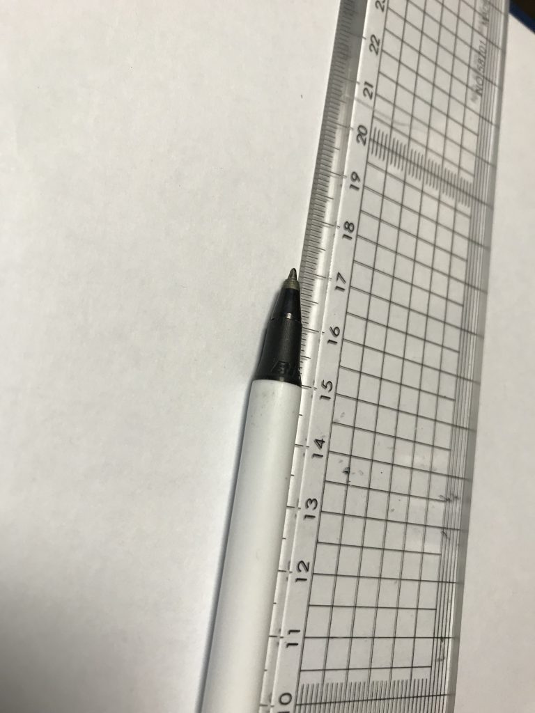 시선을 아래에서 위쪽으로 두고 눈금을 읽으면 볼펜의 길이는 16.9 cm를 훨씬 초과하는 것으로 보입니다.