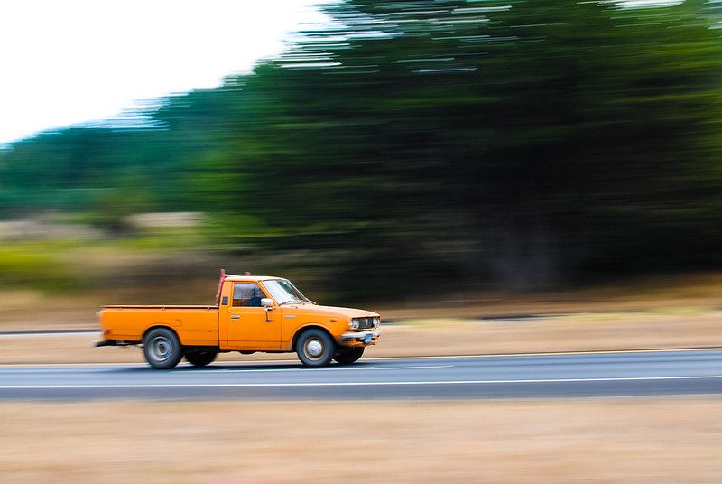 [그림 9] 빠르게 달려가고 있는 자동차. 매 순간 기준점으로부터 자동차가 있는 곳까지의 위치벡터가 시간에 따라 계속 변하는 것을 상상할 수 있습니다. (이미지 출처 : "Speed" by amalakar is licensed under CC BY 2.0)