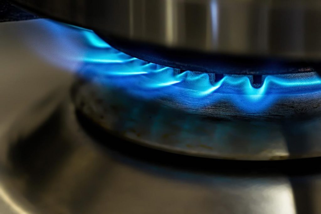 [그림 1] 가스레인지의 뜨거운 불꽃으로부터 차가운 냄비로 열량이 전달됩니다.(사진은 Pixabay로부터 입수된 Steve Buissinne님의 이미지 입니다.)