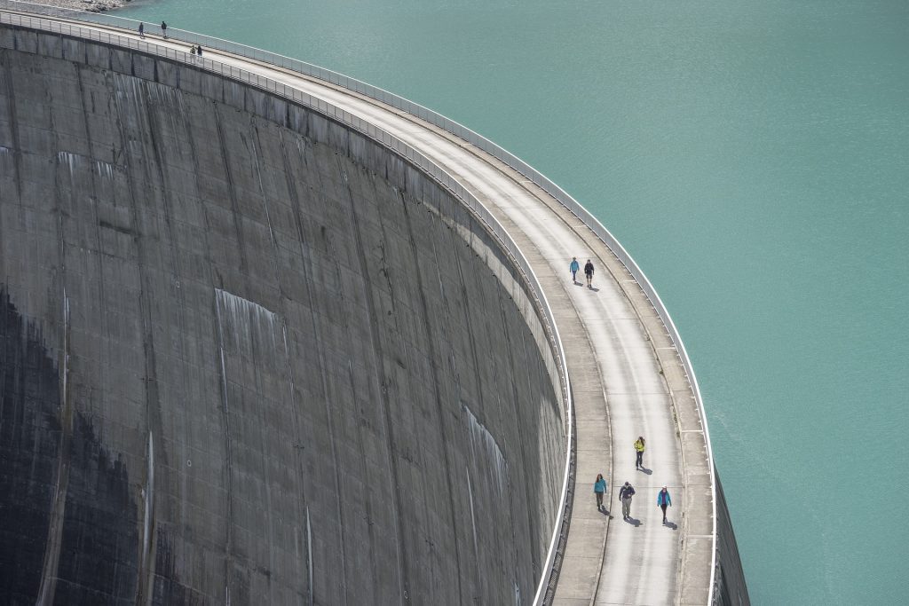 [그림 2] 댐 위에 있는 물은 위치에너지가 크고 댐 아래에 있는 물은 위치에너지가 작습니다. (사진인용 : Pixabay로부터 입수된 Margit Wallner님의 이미지 입니다.)